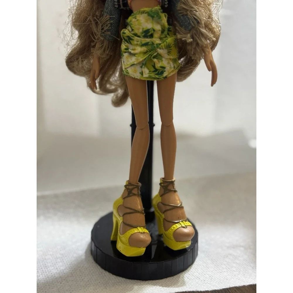 Bratz Study‎ Abroad Yasmin Doll 2015 Dressed w/ Shoes